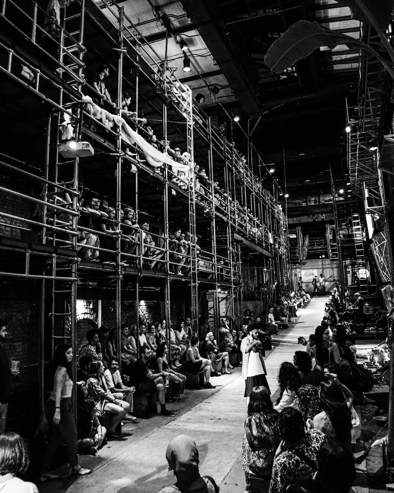 Plateia lotada no Teatro Oficina